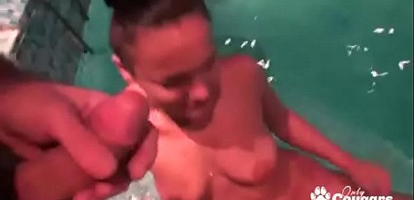  Horny Wife Sucks Off Her Man In The Pool